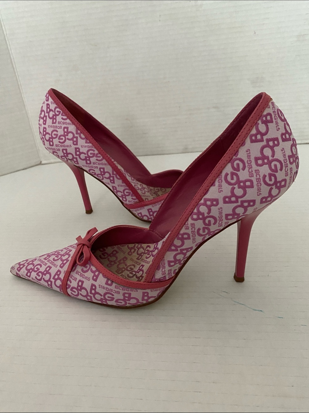 BCBGirls Pink Patterned Pointed Toe Kitten Heels in Fabric & Leather Size 6.5